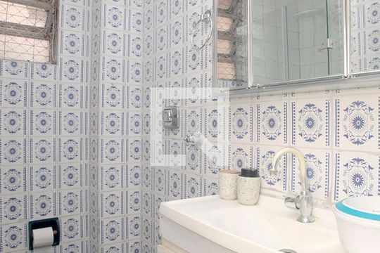 Banheiro de apartamento à venda com 1 quarto, 38m² em Santa Cecília, Porto Alegre