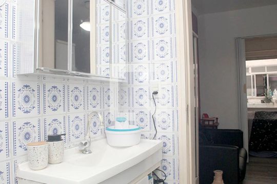 Banheiro de apartamento à venda com 1 quarto, 38m² em Santa Cecília, Porto Alegre