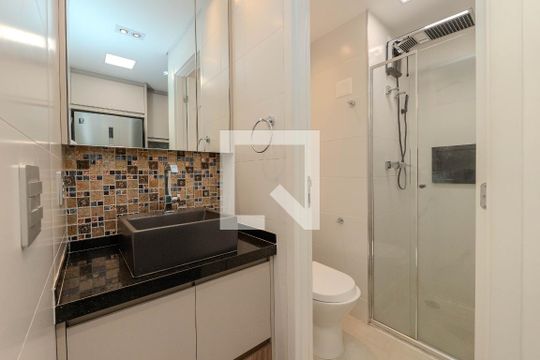 Banheiro de kitnet/studio para alugar com 1 quarto, 24m² em Bela Vista, São Paulo