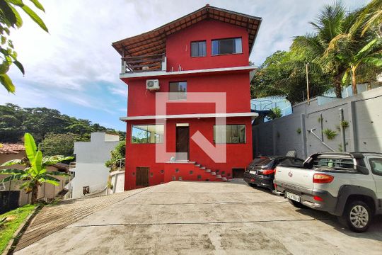 Quintal de casa à venda com 3 quartos, 300m² em Vila Progresso, Niterói