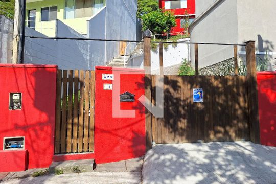 Fachada de casa à venda com 3 quartos, 300m² em Vila Progresso, Niterói