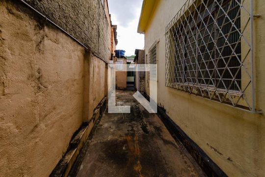 Entrada de casa para alugar com 1 quarto, 60m² em Salgado Filho, Belo Horizonte