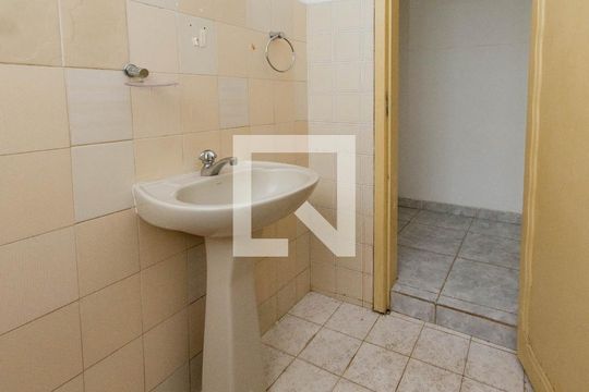 Banheiro de casa para alugar com 1 quarto, 60m² em Salgado Filho, Belo Horizonte