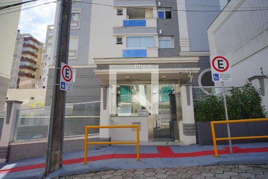Fachada de apartamento para alugar com 2 quartos, 64m² em Agronômica, Florianópolis