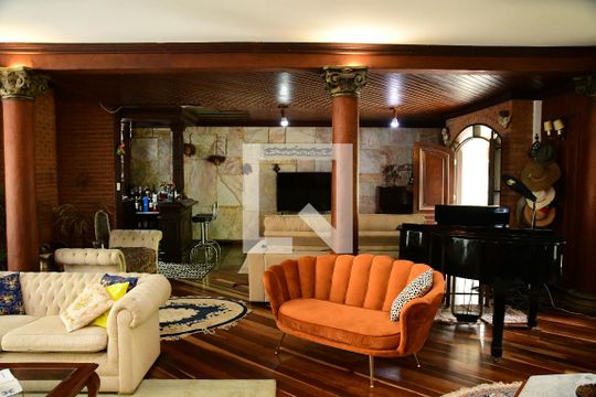Sala de casa de condomínio para alugar com 4 quartos, 1350m² em Gramado, Cotia