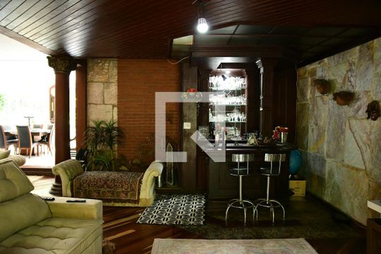 Sala de casa de condomínio para alugar com 4 quartos, 1350m² em Gramado, Cotia