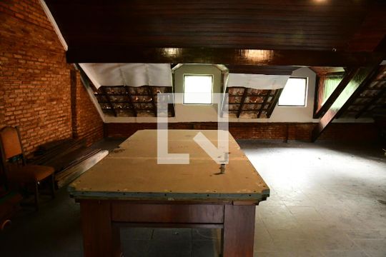 Sótão de casa de condomínio para alugar com 4 quartos, 1350m² em Gramado, Cotia