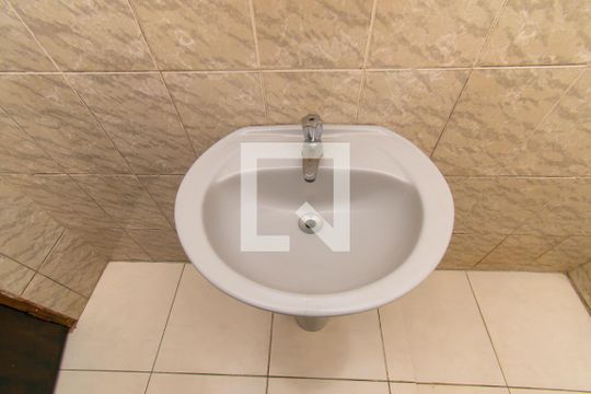 Banheiro de casa para alugar com 1 quarto, 64m² em Jardim Santa Adélia, São Paulo