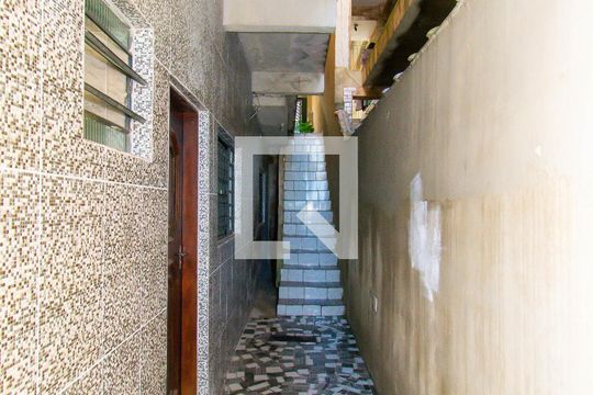 Entrada de casa para alugar com 1 quarto, 64m² em Jardim Santa Adélia, São Paulo