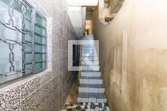 Entrada de casa para alugar com 1 quarto, 64m² em Jardim Santa Adélia, São Paulo