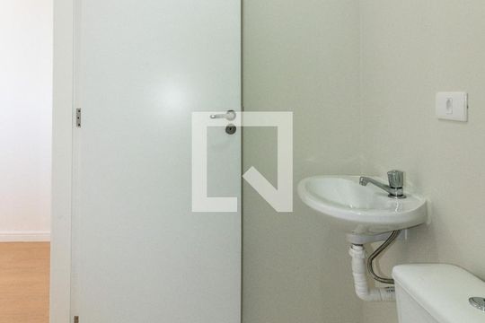 Banheiro de serviço de apartamento para alugar com 4 quartos, 125m² em Jardim Santa Bárbara, Embu das Artes