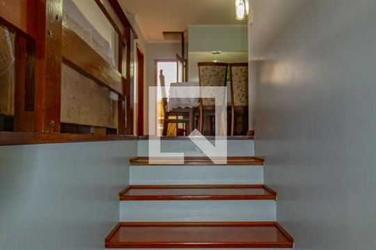 Escada de acesso ao 2º piso de casa para alugar com 3 quartos, 200m² em Harmonia, Canoas
