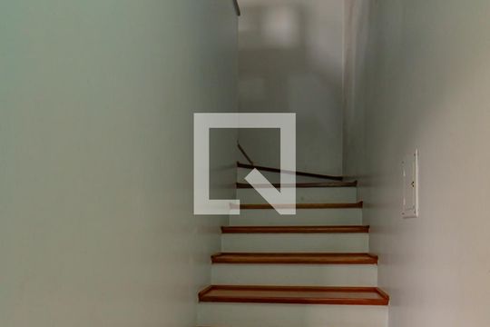 Escada de acesso ao 2º piso de casa para alugar com 3 quartos, 200m² em Harmonia, Canoas