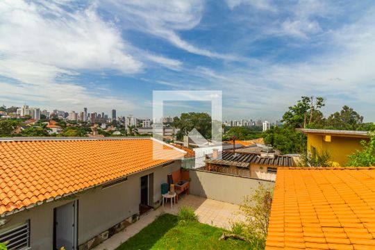 Vista de casa à venda com 3 quartos, 270m² em Alto de Pinheiros, São Paulo