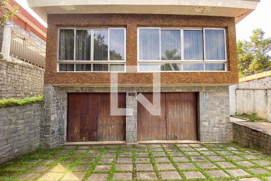 Garagem de casa à venda com 3 quartos, 270m² em Alto de Pinheiros, São Paulo