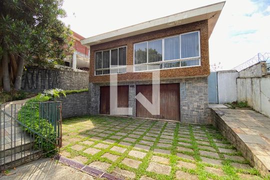 Fachada de casa à venda com 3 quartos, 270m² em Alto de Pinheiros, São Paulo