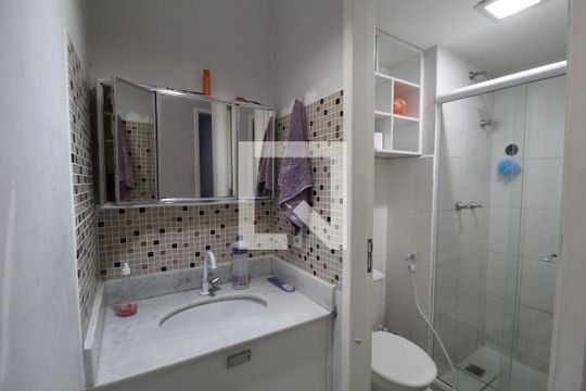 Banheiro de apartamento para alugar com 2 quartos, 55m² em Jacarepaguá, Rio de Janeiro