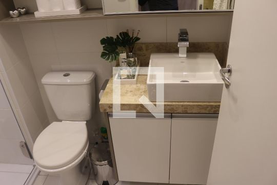Banheiro de apartamento à venda com 2 quartos, 52m² em Santa Maria, Santo André