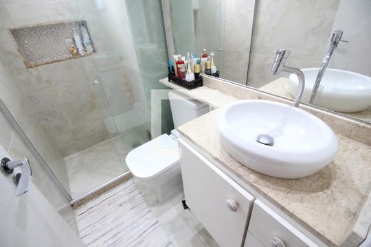 Banheiro de apartamento para alugar com 2 quartos, 50m² em Jacarepaguá, Rio de Janeiro