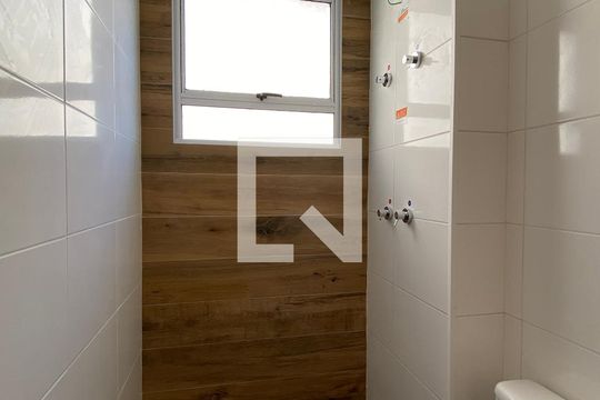 Banheiro de apartamento à venda com 2 quartos, 48m² em Morro Santana, Porto Alegre