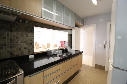 Cozinha de apartamento para alugar com 3 quartos, 115m² em Itaim Bibi, São Paulo