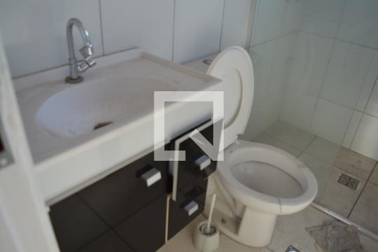Banheiro de apartamento para alugar com 2 quartos, 54m² em Chacaras Reunidas Santa Terezinha, Contagem