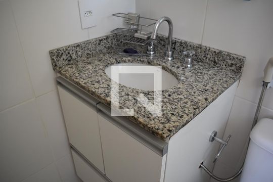 Banheiro da Suíte de apartamento para alugar com 3 quartos, 77m² em Boa Vista, Curitiba
