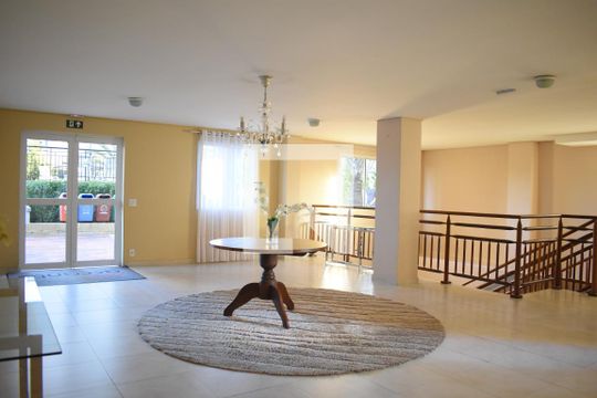 Hall de entrada de apartamento para alugar com 3 quartos, 77m² em Boa Vista, Curitiba