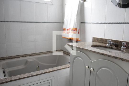 Banheiro da Suíte de casa de condomínio à venda com 3 quartos, 152m² em Vila Invernada, São Paulo