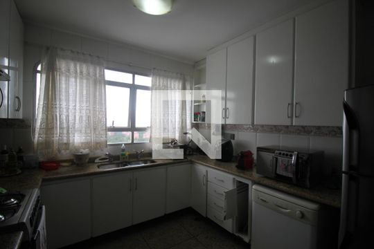 Cozinha de apartamento à venda com 3 quartos, 316m² em Vila Sofia, São Paulo