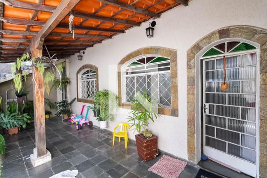 Entrada de casa à venda com 3 quartos, 360m² em Aparecida 7ª Seção, Belo Horizonte
