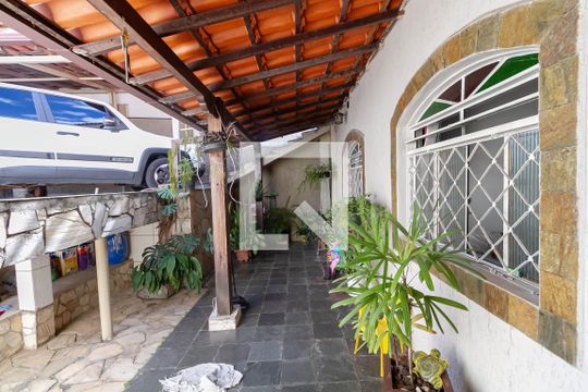 Entrada de casa à venda com 3 quartos, 360m² em Aparecida 7ª Seção, Belo Horizonte