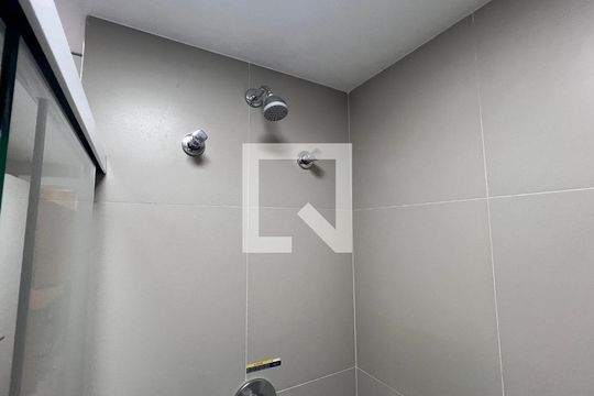 Banheiro de kitnet/studio à venda com 1 quarto, 46m² em Pinheiros, São Paulo