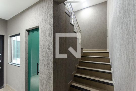 Escada de kitnet/studio para alugar com 1 quarto, 24m² em Vila Primavera, São Paulo