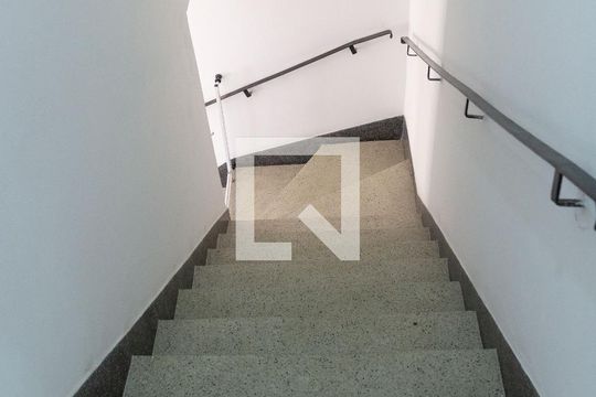 Escada de casa de condomínio para alugar com 2 quartos, 86m² em Vila Matilde, São Paulo