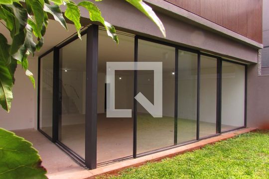 Quintal de casa de condomínio à venda com 4 quartos, 523m² em Morumbi, São Paulo