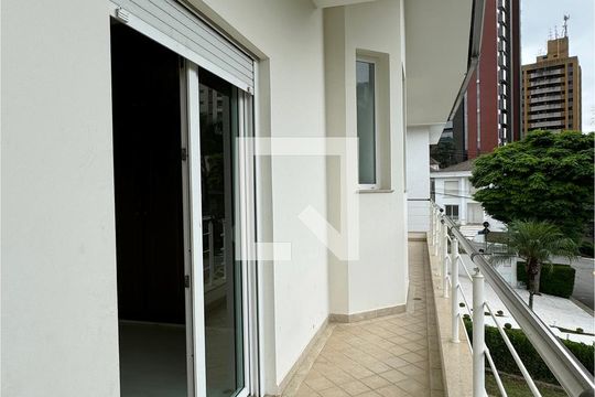 sacada da Suíte 1 de casa de condomínio à venda com 4 quartos, 400m² em Alphaville Residencial Um, Barueri