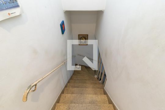 Escada de casa à venda com 2 quartos, 140m² em Vila Paulicéia, São Paulo