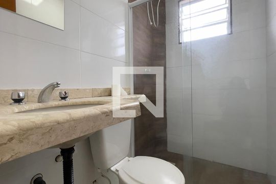 Banheiro  de apartamento para alugar com 2 quartos, 52m² em Vila Granada, São Paulo