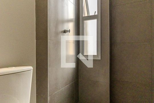 Banheiro de kitnet/studio para alugar com 1 quarto, 33m² em Vila Buarque, São Paulo