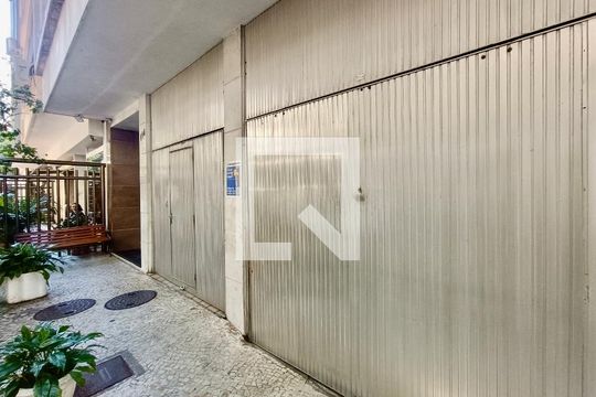 Fachada com cartaz QA de apartamento à venda com 3 quartos, 120m² em Copacabana, Rio de Janeiro