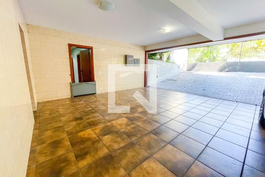 Garagem de casa à venda com 4 quartos, 620m² em BOACAVA, São Paulo