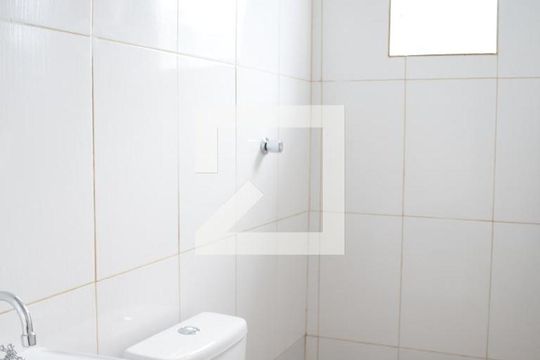 Banheiro de kitnet/studio para alugar com 1 quarto, 16m² em Centro, Curitiba