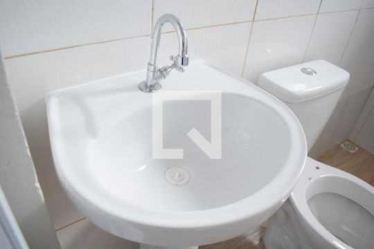 Banheiro de kitnet/studio para alugar com 1 quarto, 16m² em Centro, Curitiba