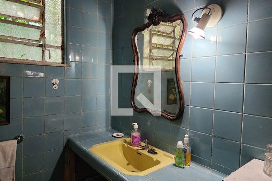 Banheiro da Suíte de casa para alugar com 4 quartos, 300m² em Humaitá, Rio de Janeiro