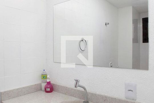 Banheiro de apartamento para alugar com 1 quarto, 53m² em Centro Histórico, Porto Alegre