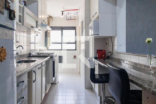 Cozinha de apartamento para alugar com 3 quartos, 77m² em Jardim Caboré, São Paulo