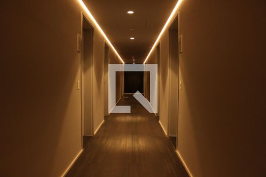 Corredor de kitnet/studio à venda com 1 quarto, 28m² em Jardim das Bandeiras, São Paulo