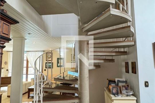 Escada de casa de condomínio à venda com 5 quartos, 400m² em Residencial Tres (alphaville), Santana de Parnaíba