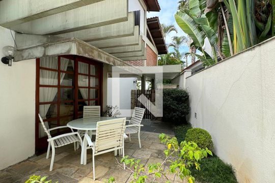 Varanda de casa de condomínio à venda com 5 quartos, 400m² em Residencial Tres (alphaville), Santana de Parnaíba